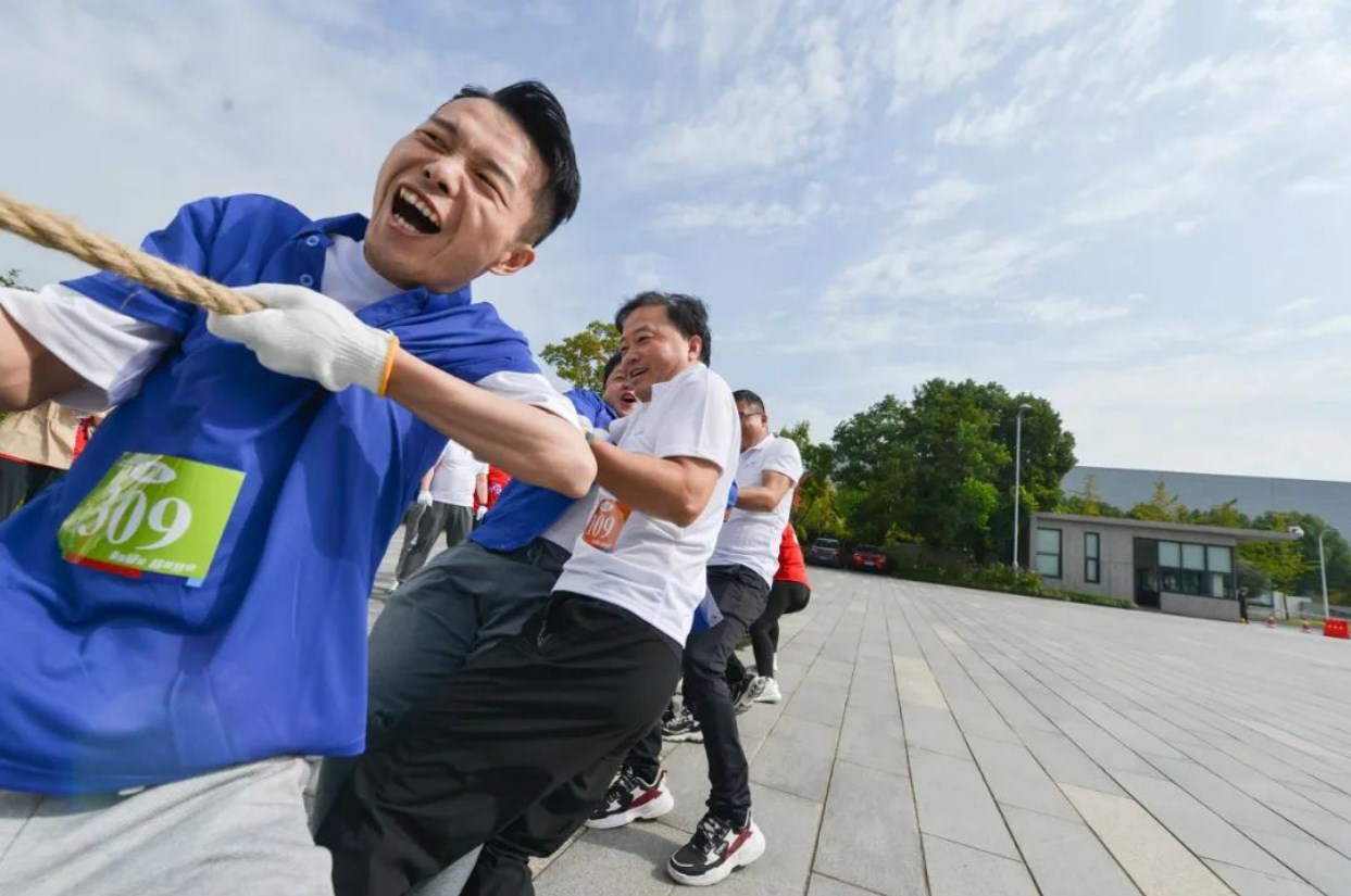 垂直攀登 巅峰之战——巨龙电梯试验塔登高跑开赛