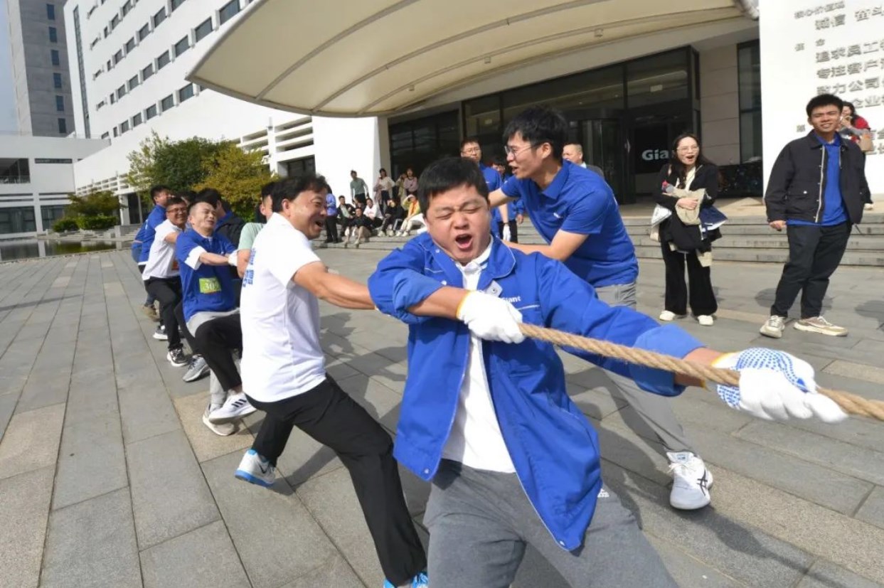 垂直攀登 巅峰之战——巨龙电梯试验塔登高跑开赛