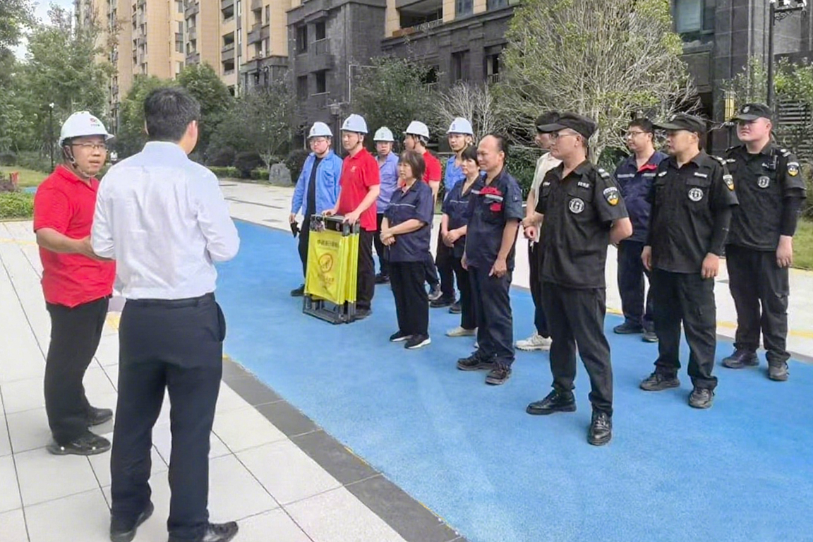 电梯安全进社区 演练宣传筑防线——巨龙电梯“安全月”活动
