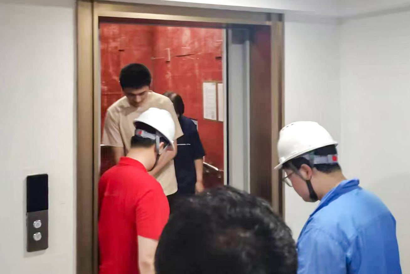 电梯安全进社区 演练宣传筑防线——巨龙电梯“安全月”活动