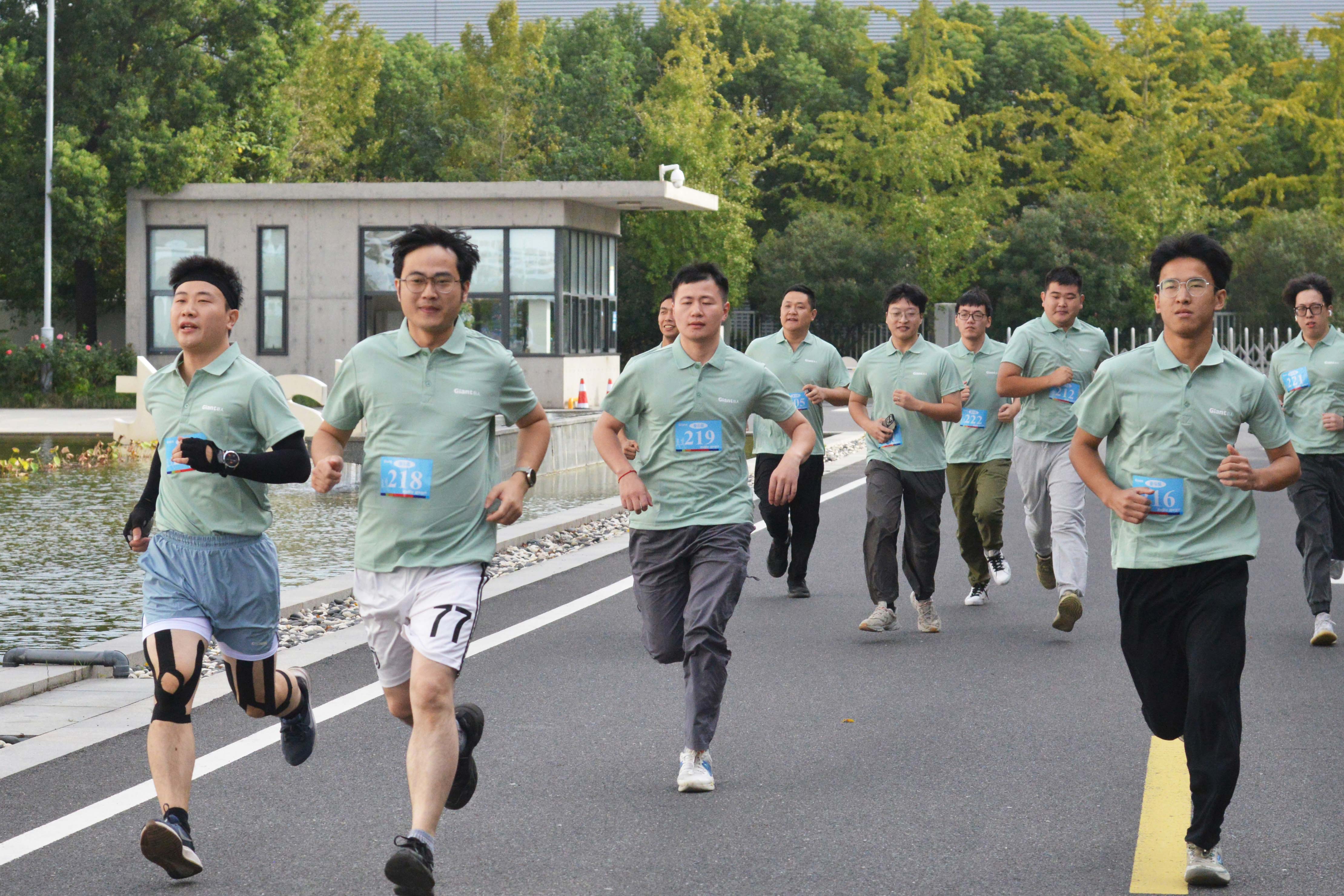 7分47秒登上南浔之巅 刷新纪录