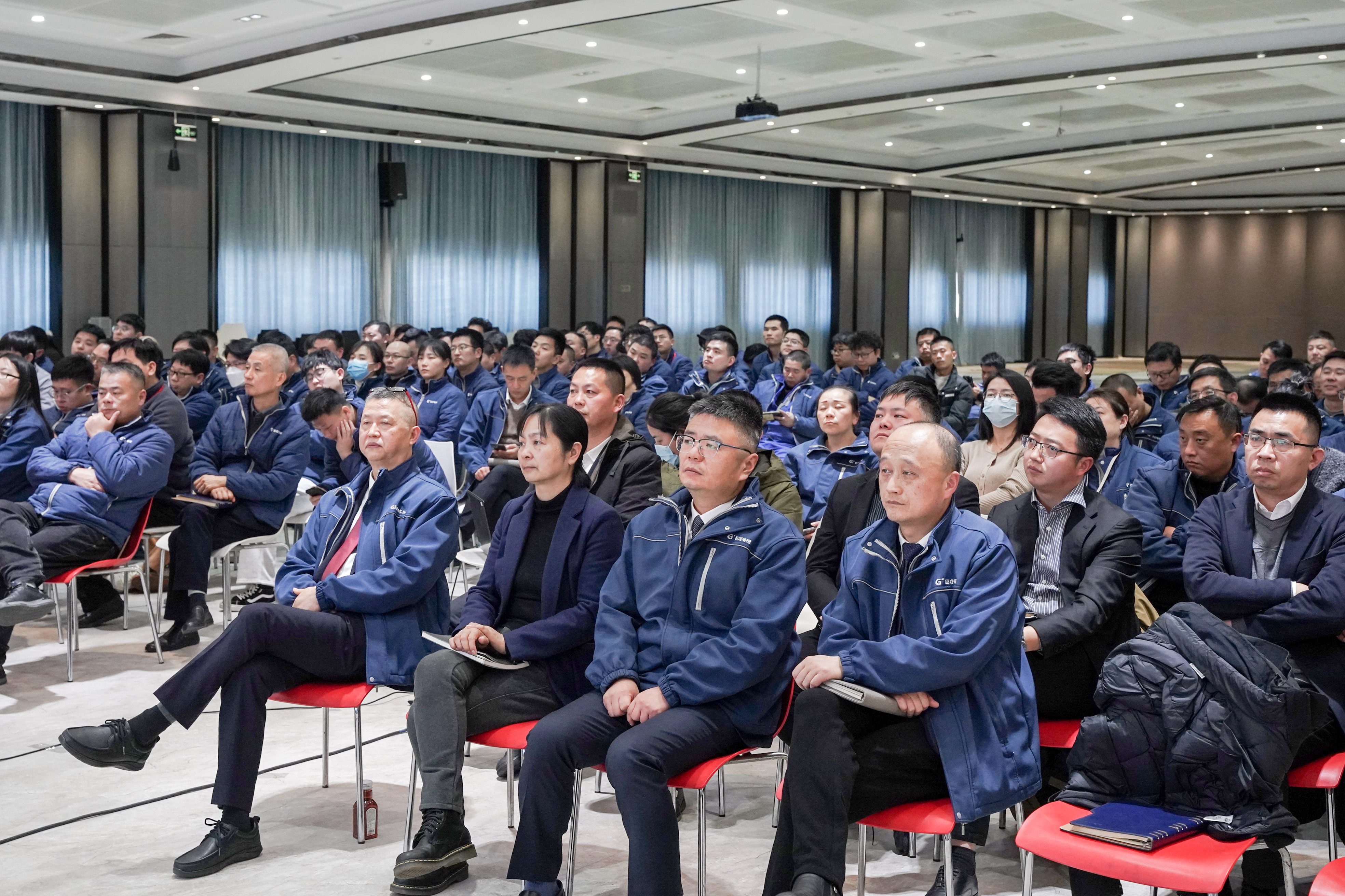 龙腾蛇舞迎新春 砥砺前行迈新程——巨龙电梯2025年迎春大会