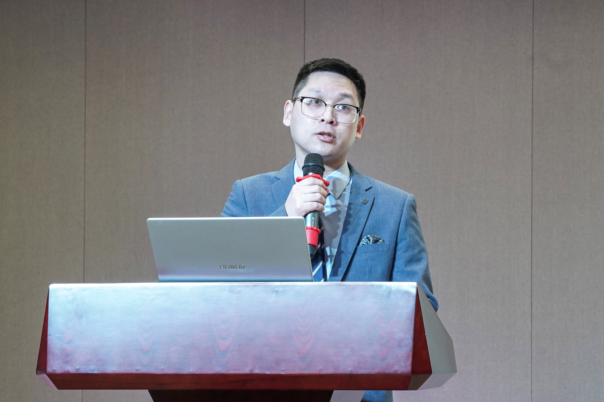 龙腾蛇舞迎新春 砥砺前行迈新程——巨龙电梯2025年迎春大会