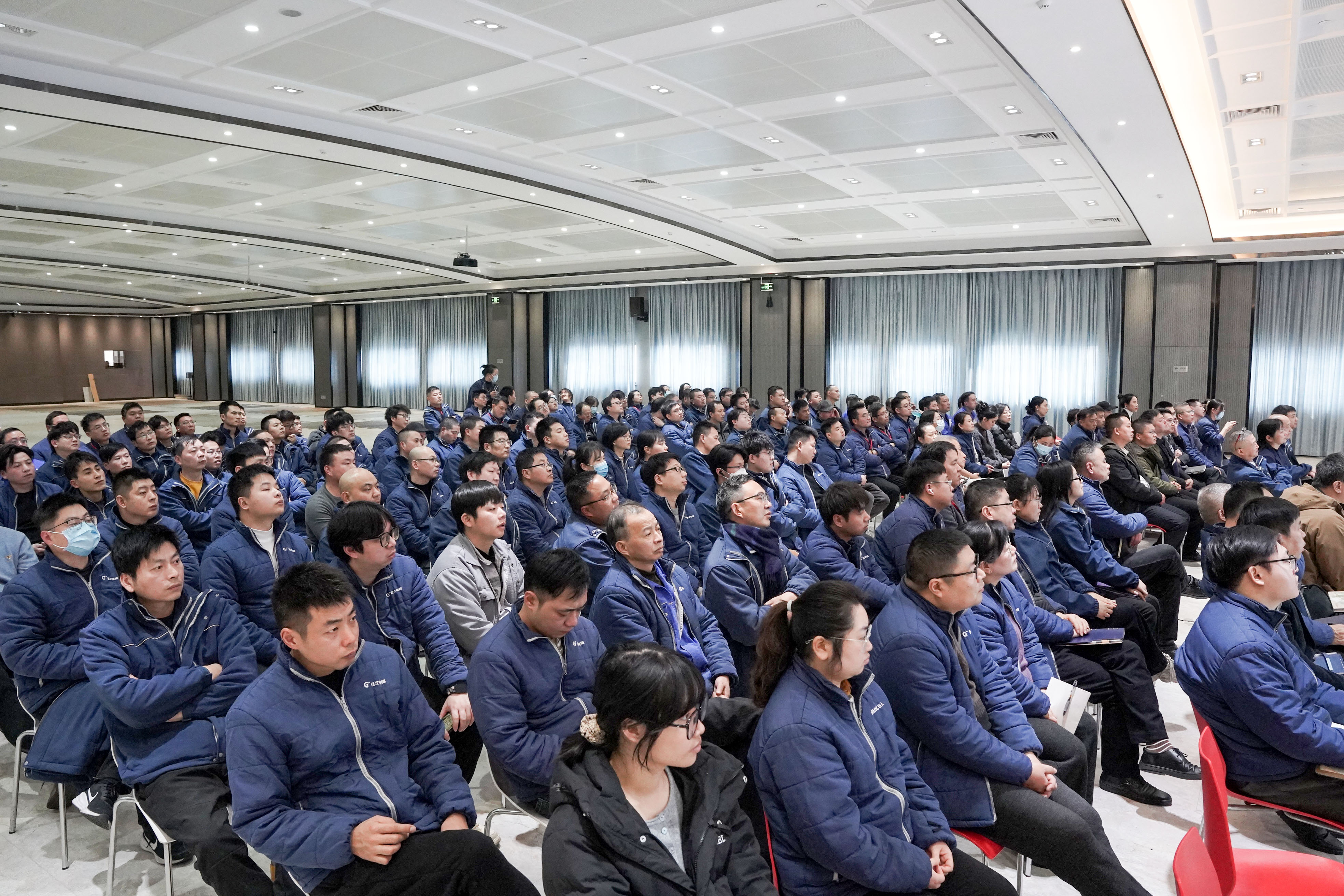 龙腾蛇舞迎新春 砥砺前行迈新程——巨龙电梯2025年迎春大会