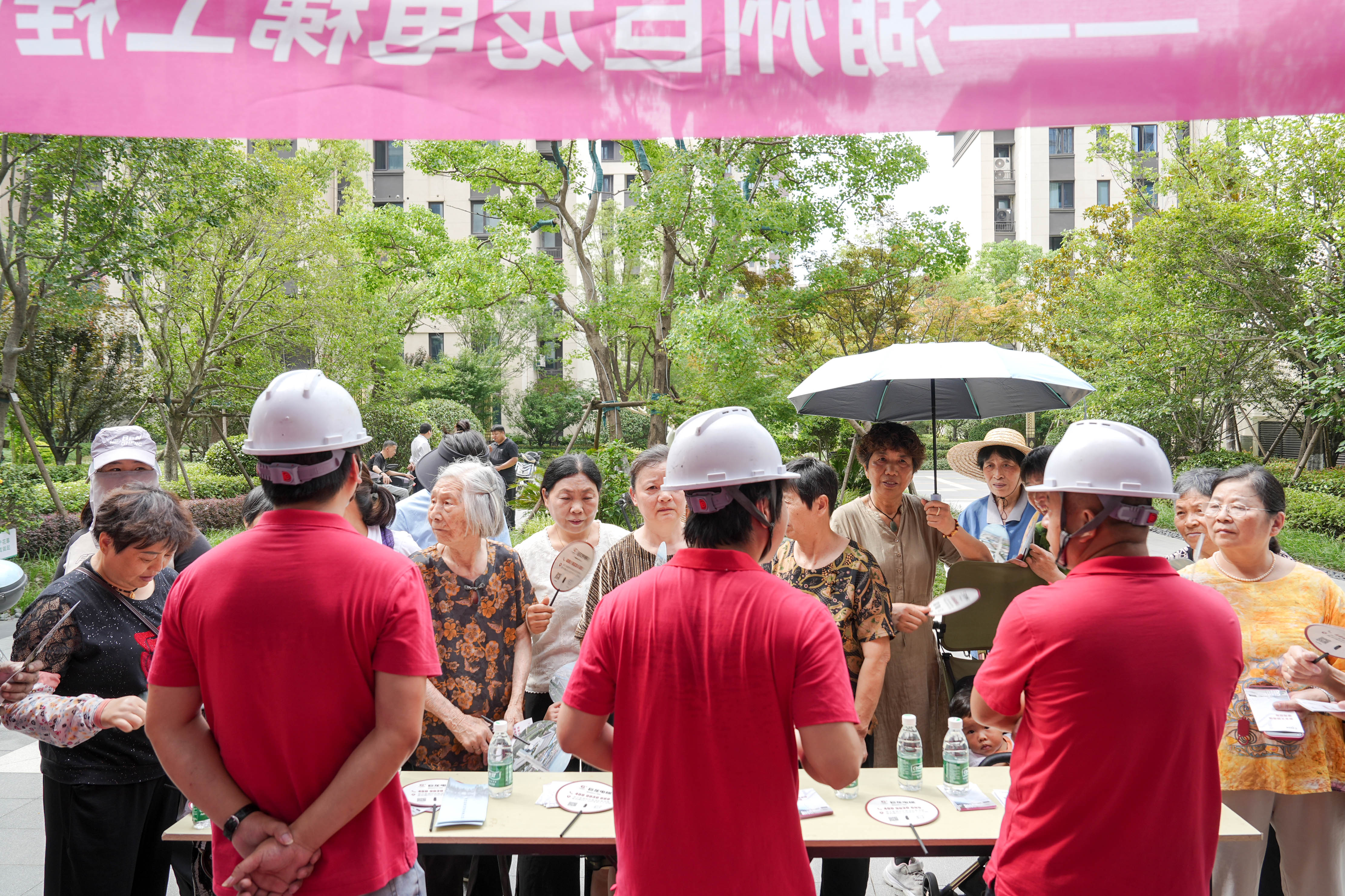 电梯安全进社区 演练宣传筑防线——巨龙电梯“安全月”活动