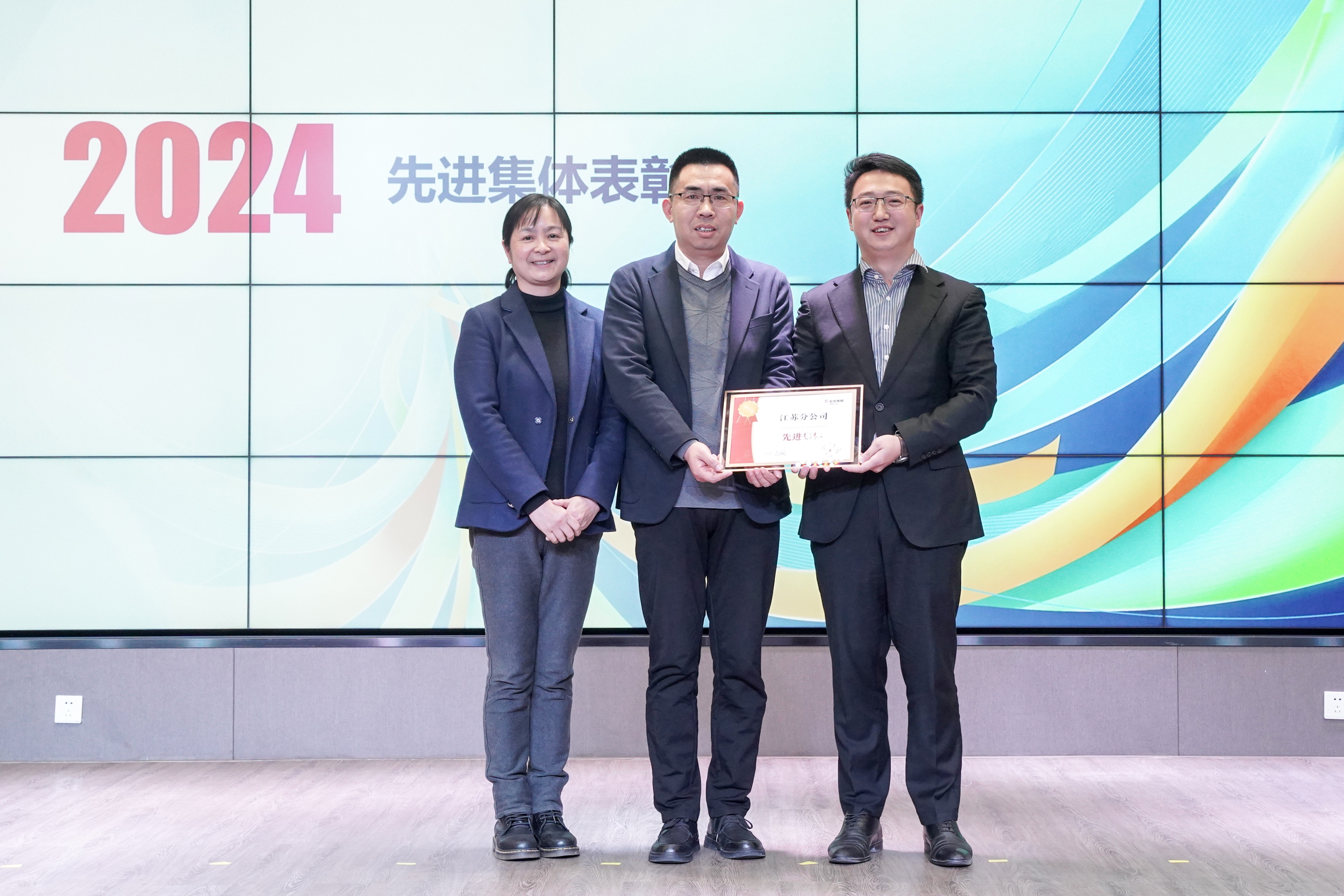 龙腾蛇舞迎新春 砥砺前行迈新程——巨龙电梯2025年迎春大会