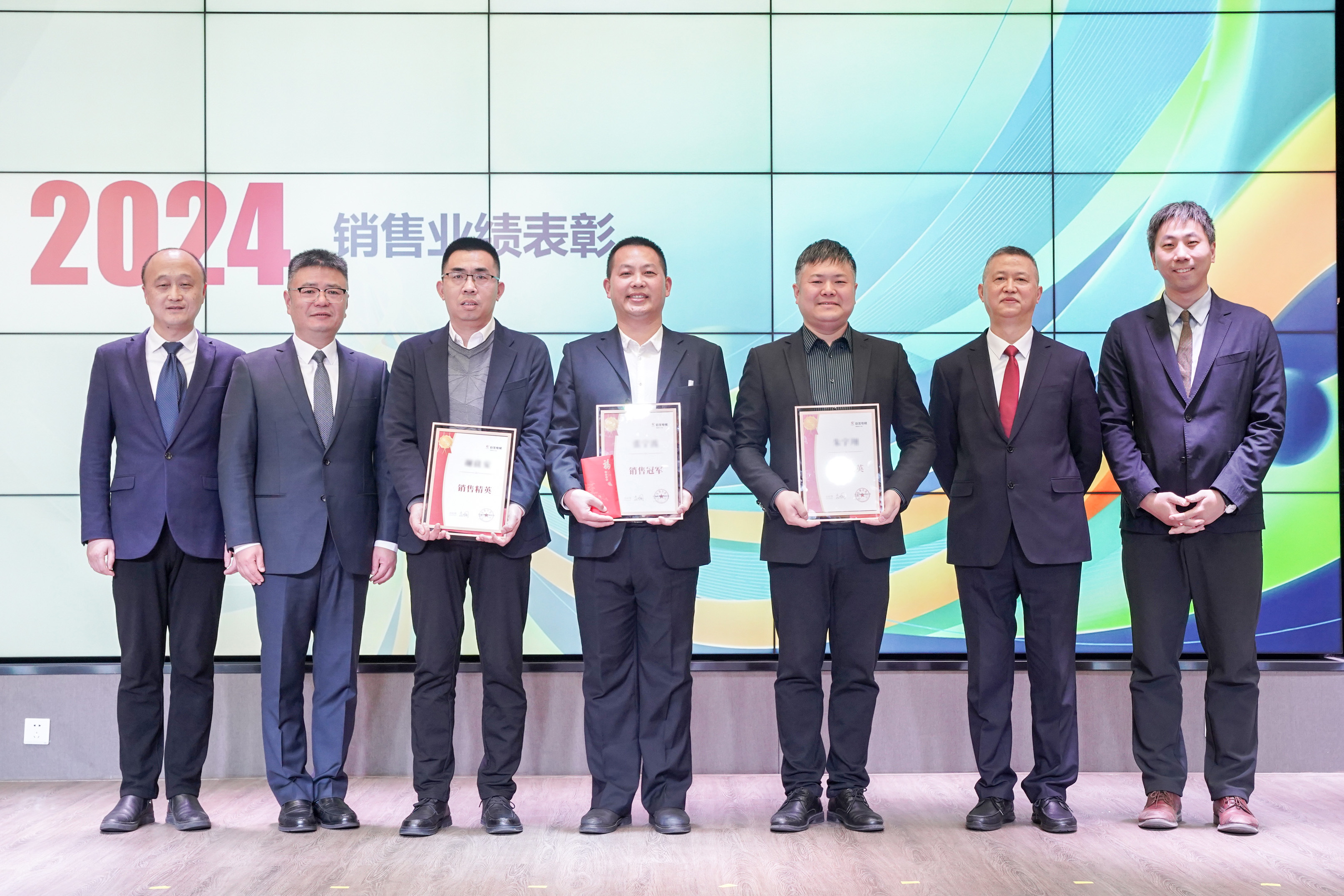 龙腾蛇舞迎新春 砥砺前行迈新程——巨龙电梯2025年迎春大会