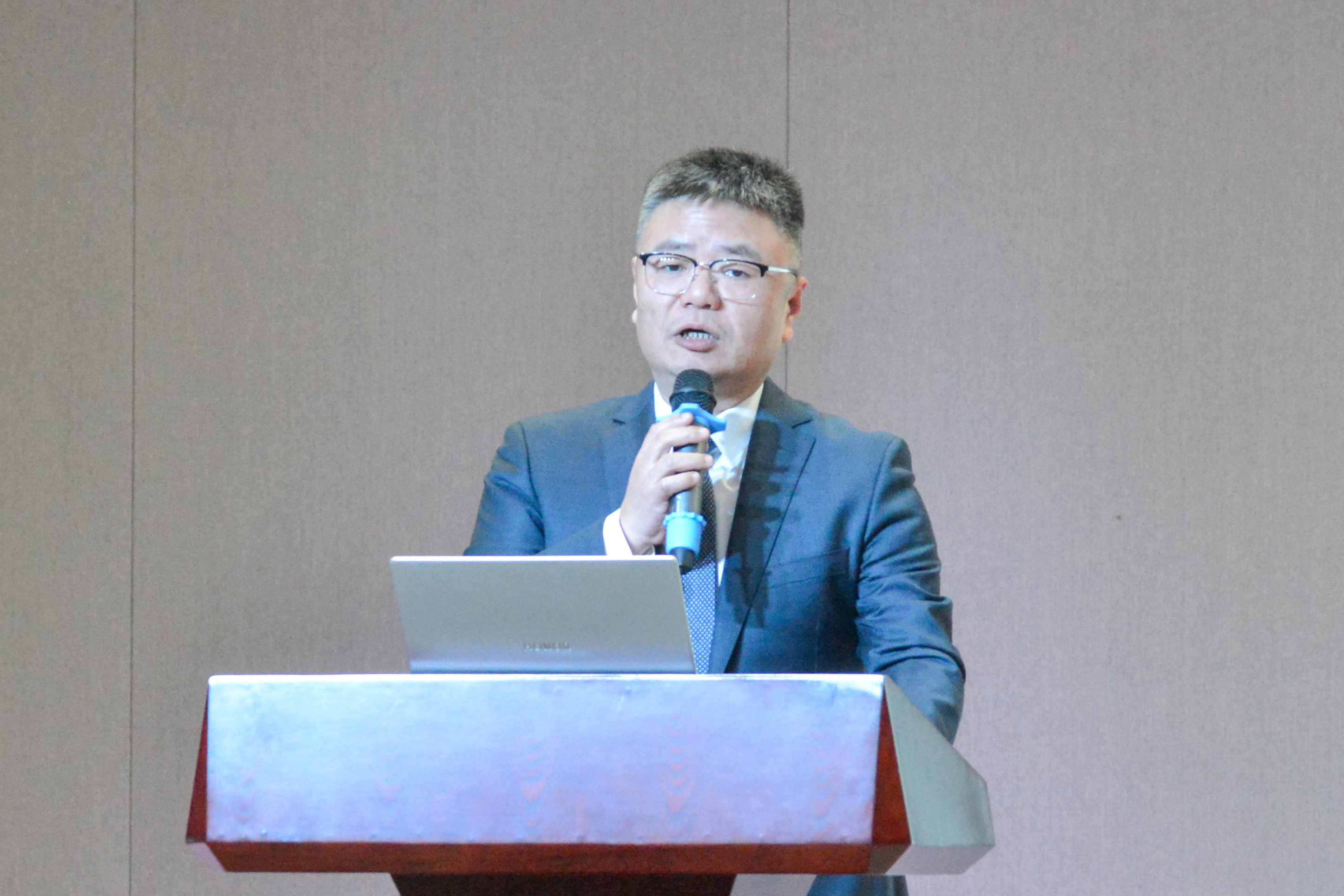 龙腾蛇舞迎新春 砥砺前行迈新程——巨龙电梯2025年迎春大会