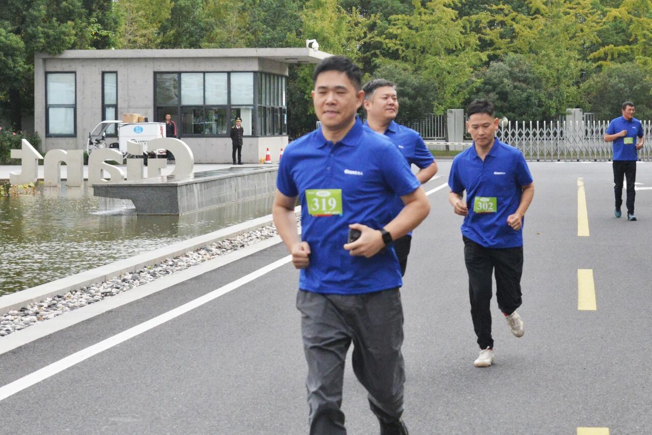 7分47秒登上南浔之巅 刷新纪录