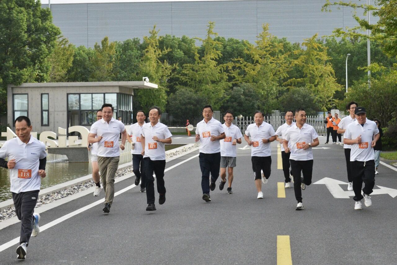 7分47秒登上南浔之巅 刷新纪录