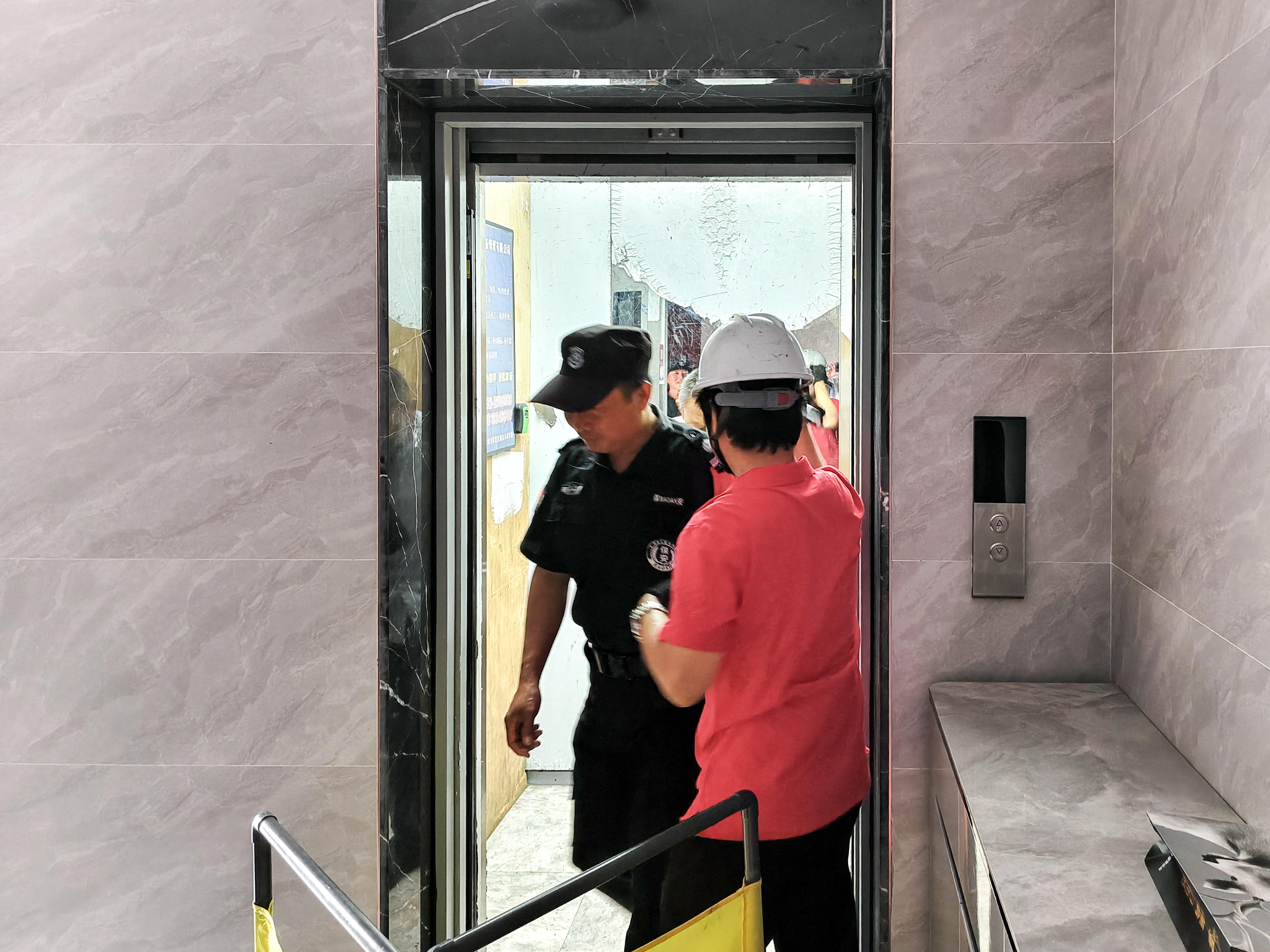 电梯安全进社区 演练宣传筑防线——巨龙电梯“安全月”活动