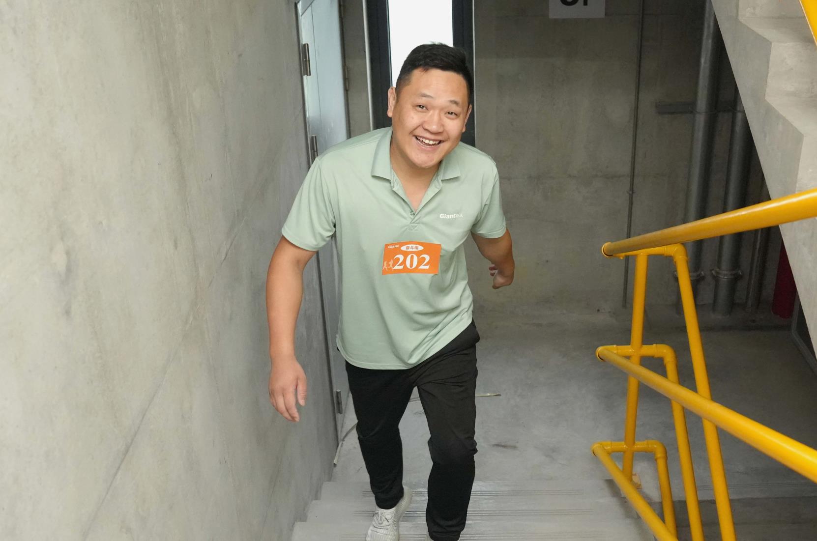 塔下再聚首 攀登势正雄——巨龙电梯试验塔第六届登高跑开赛