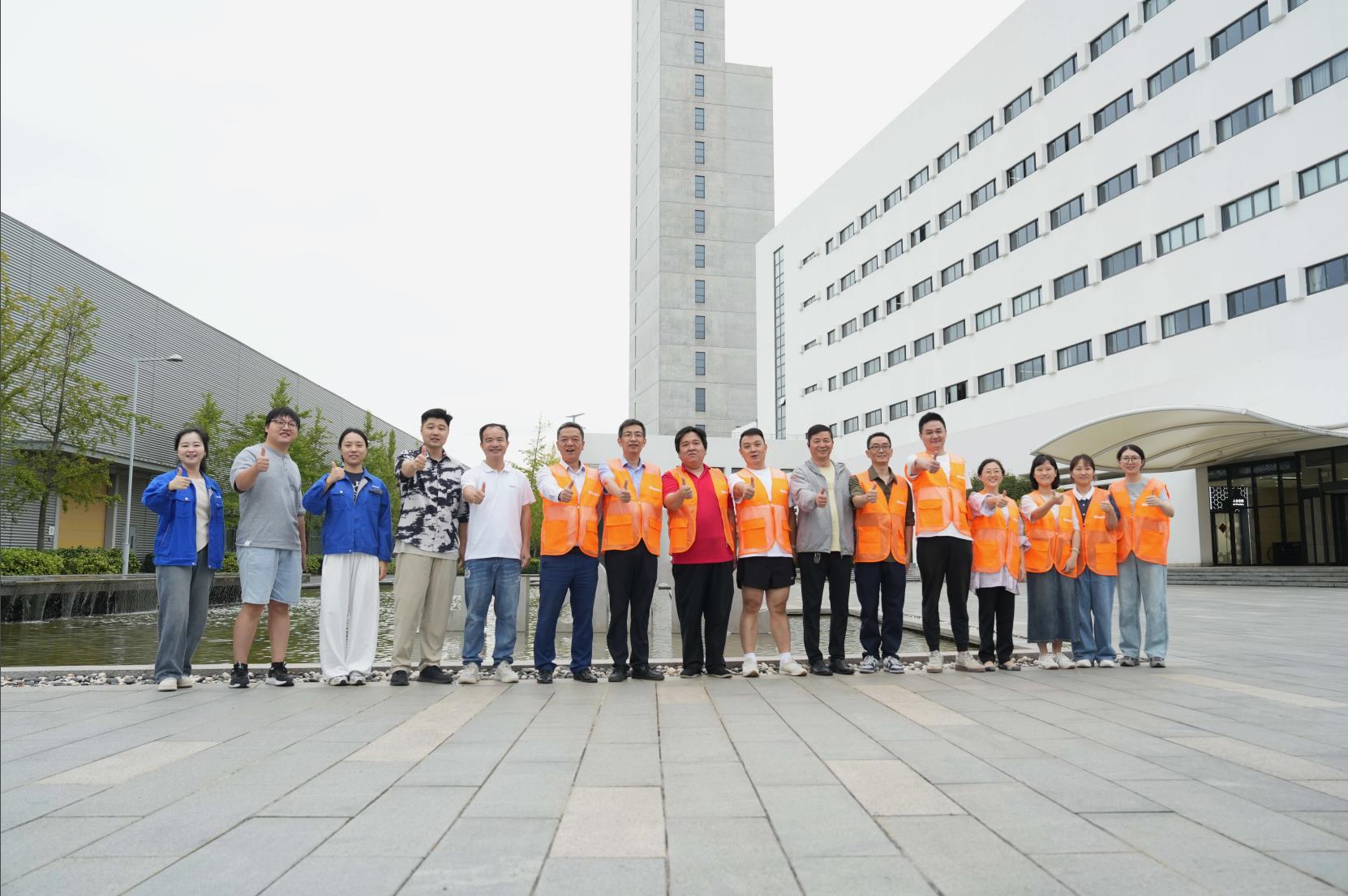 塔下再聚首 攀登势正雄——巨龙电梯试验塔第六届登高跑开赛