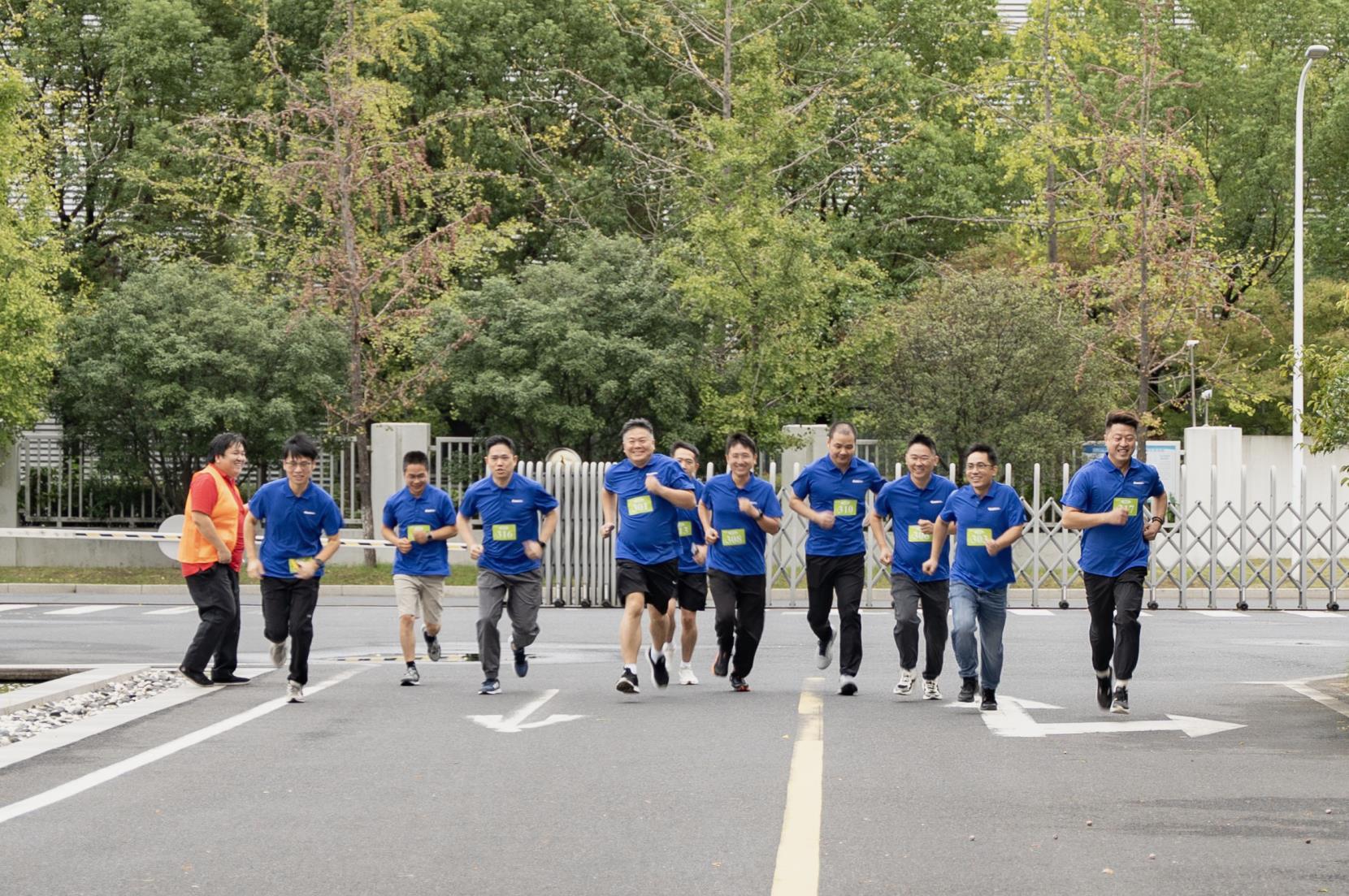 塔下再聚首 攀登势正雄——巨龙电梯试验塔第六届登高跑开赛