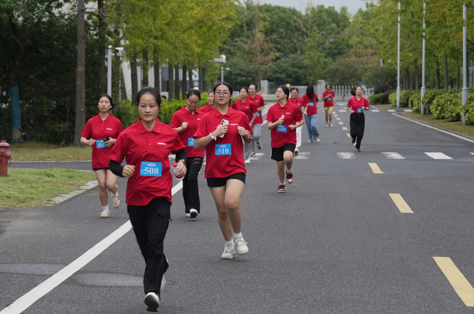 塔下再聚首 攀登势正雄——巨龙电梯试验塔第六届登高跑开赛