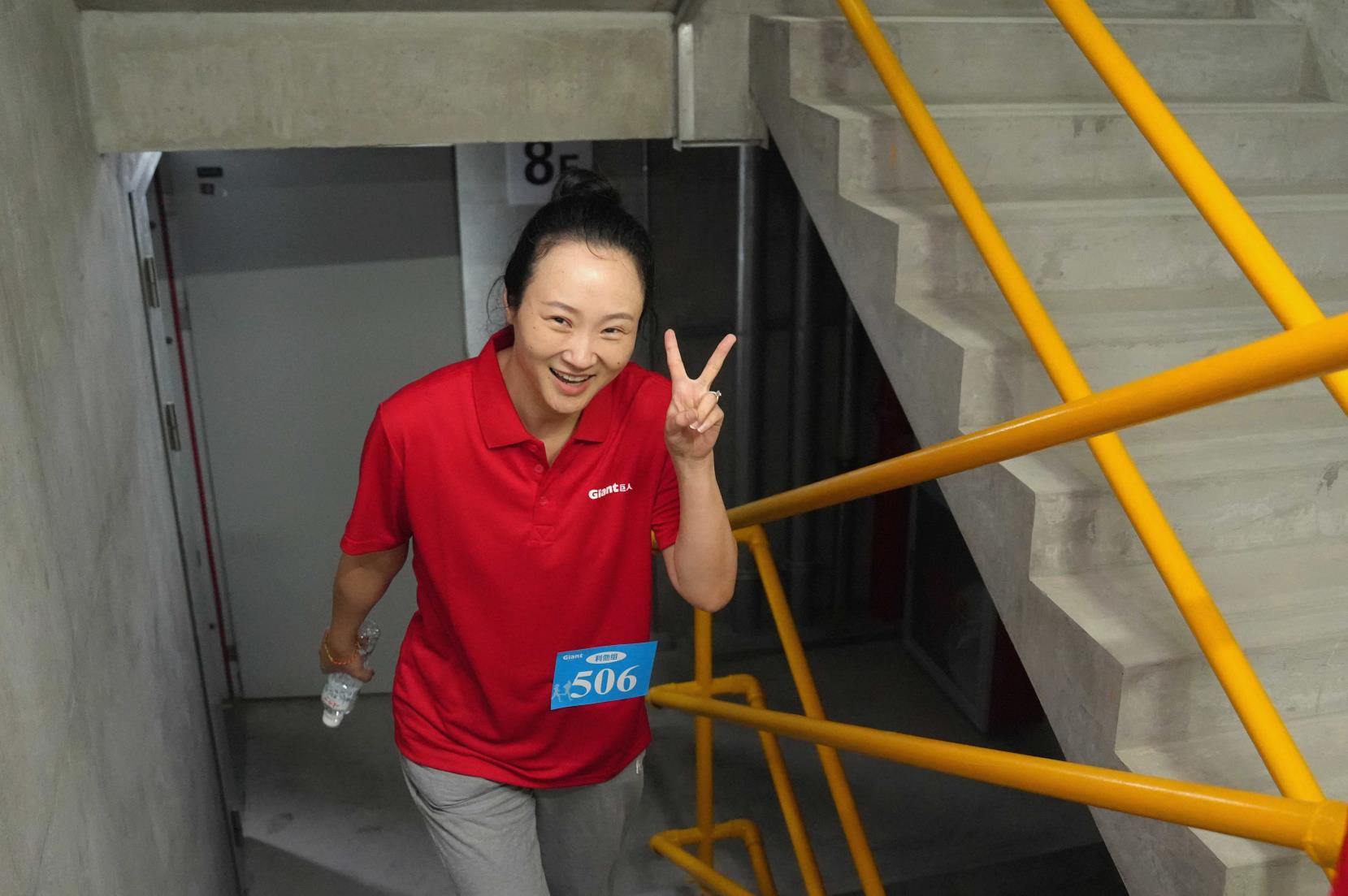 塔下再聚首 攀登势正雄——巨龙电梯试验塔第六届登高跑开赛