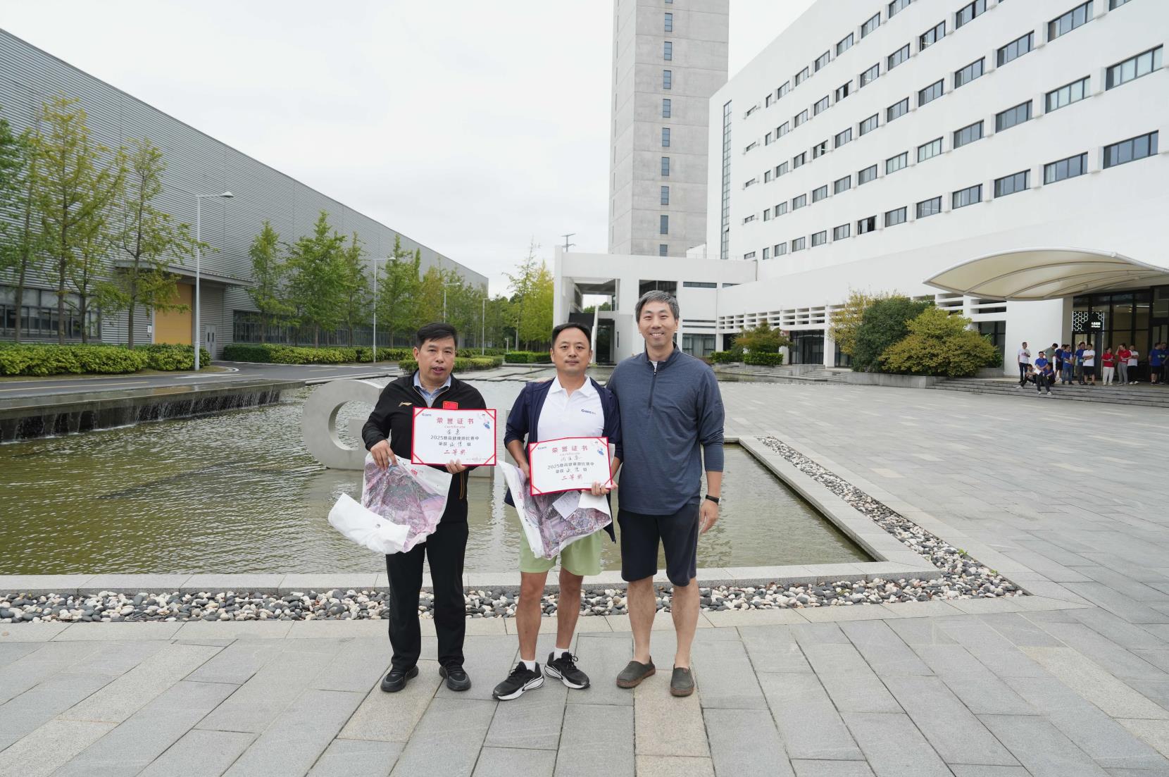 塔下再聚首 攀登势正雄——巨龙电梯试验塔第六届登高跑开赛