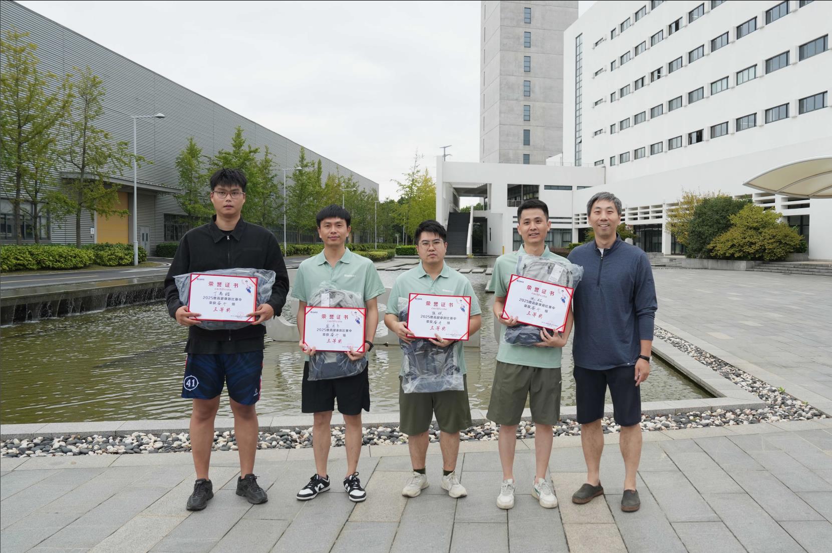 塔下再聚首 攀登势正雄——巨龙电梯试验塔第六届登高跑开赛