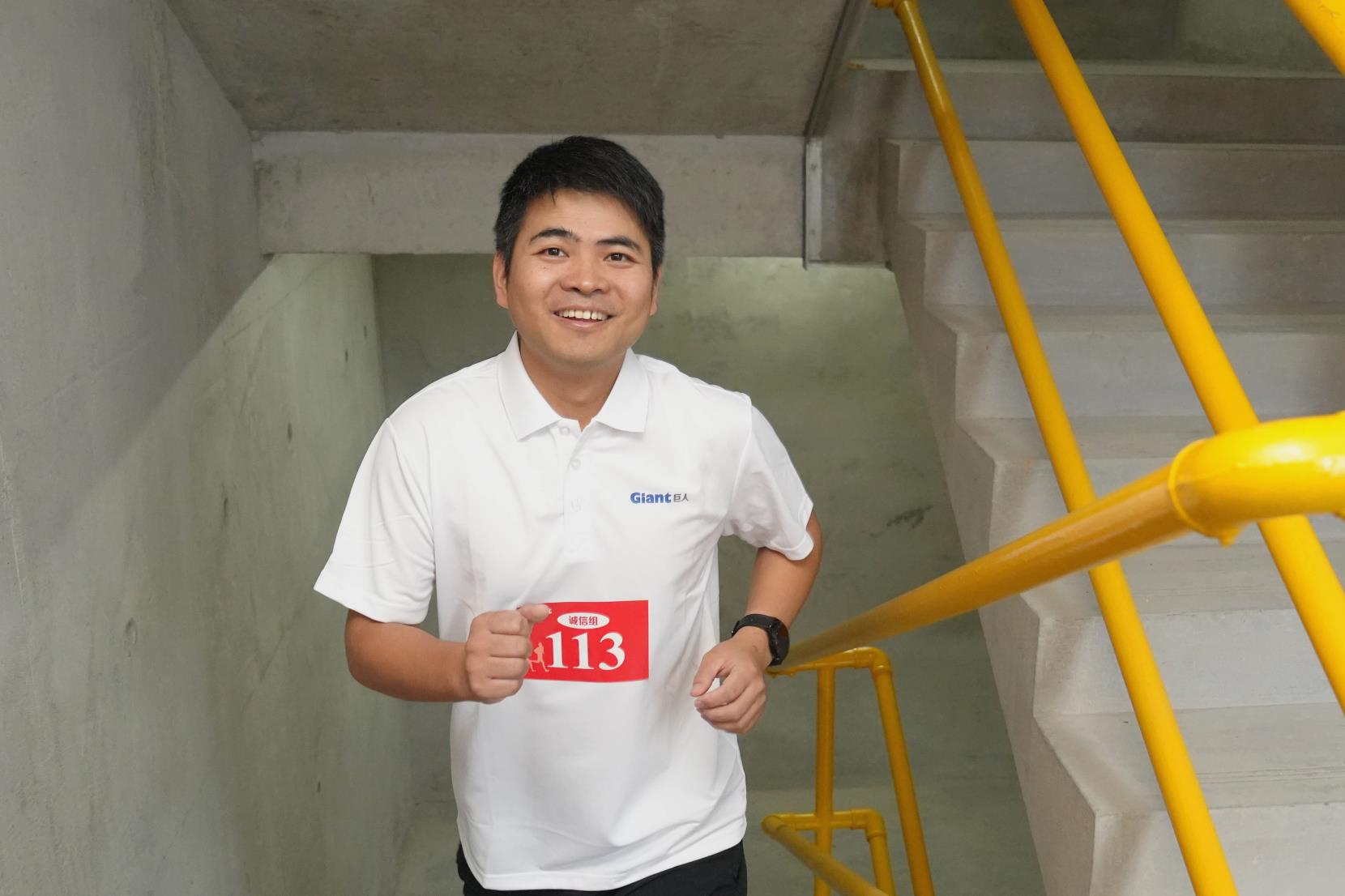 塔下再聚首 攀登势正雄——巨龙电梯试验塔第六届登高跑开赛