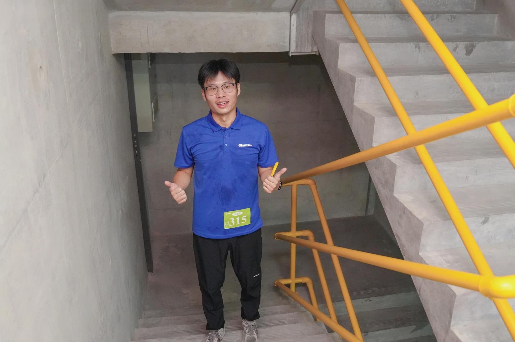 塔下再聚首 攀登势正雄——巨龙电梯试验塔第六届登高跑开赛