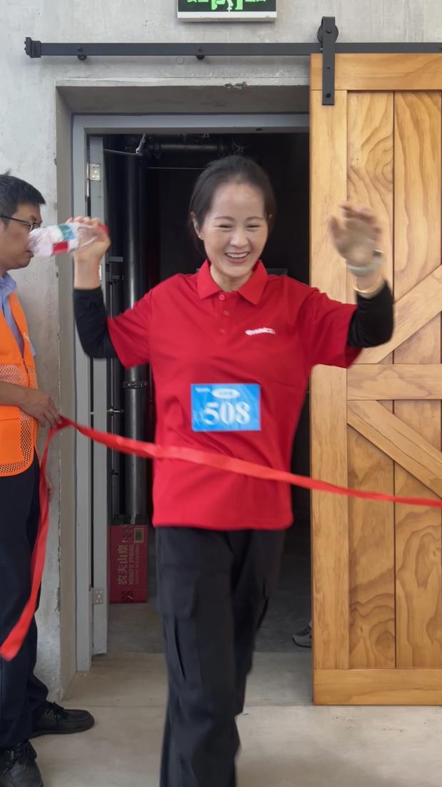 塔下再聚首 攀登势正雄——巨龙电梯试验塔第六届登高跑开赛