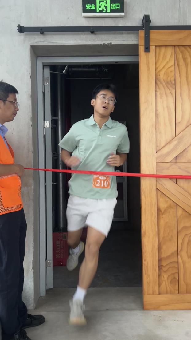 塔下再聚首 攀登势正雄——巨龙电梯试验塔第六届登高跑开赛