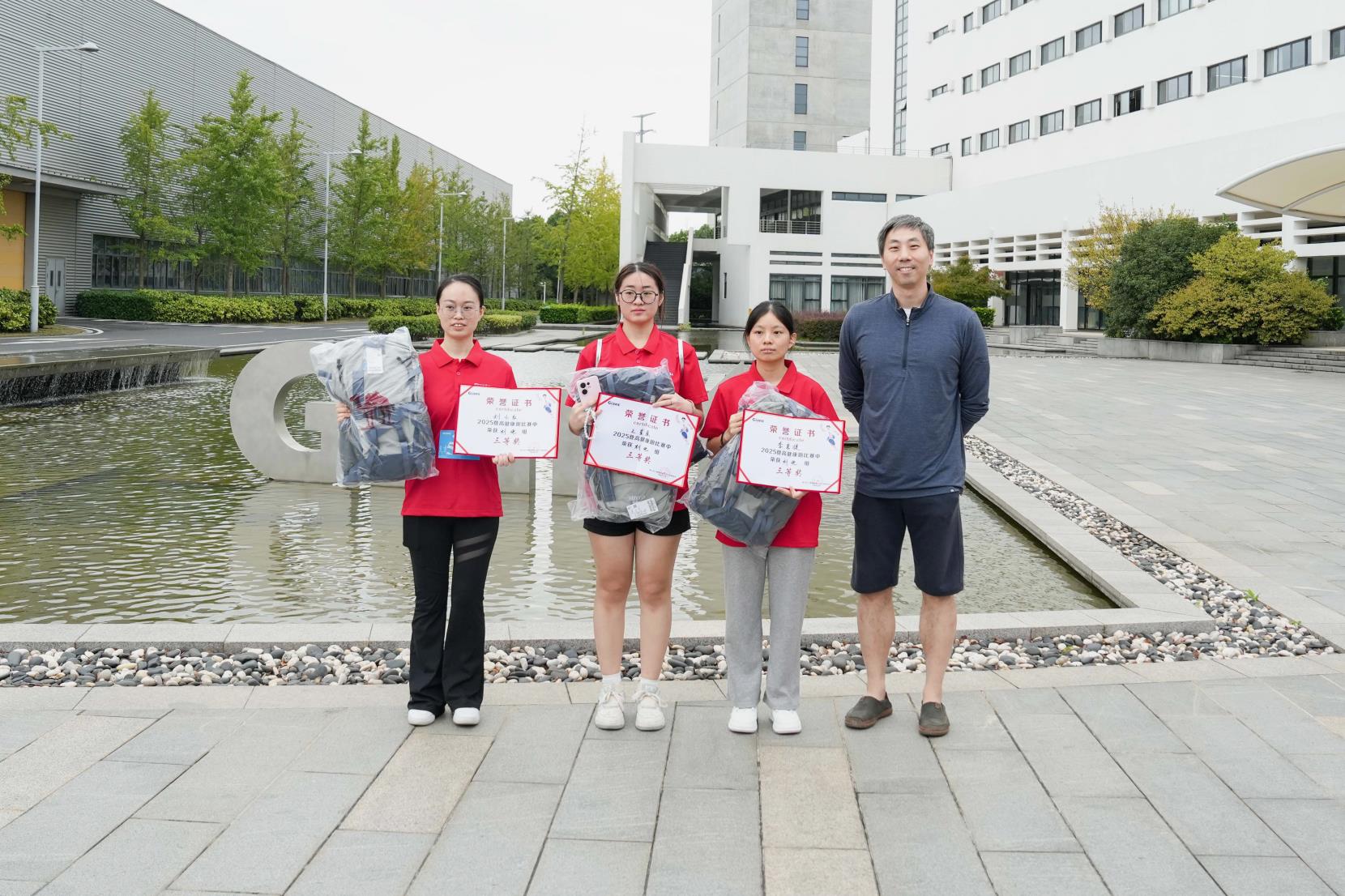 塔下再聚首 攀登势正雄——巨龙电梯试验塔第六届登高跑开赛