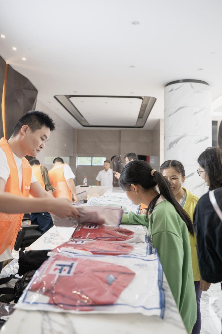 塔下再聚首 攀登势正雄——巨龙电梯试验塔第六届登高跑开赛