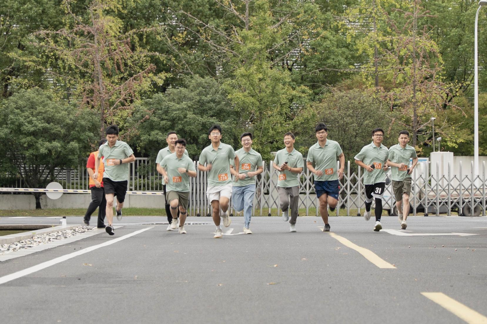塔下再聚首 攀登势正雄——巨龙电梯试验塔第六届登高跑开赛