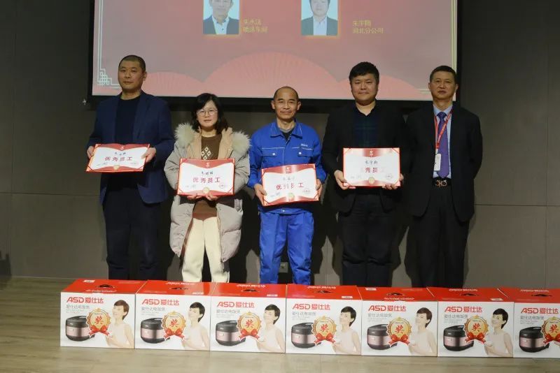 总经理陈建华为优秀员工颁奖