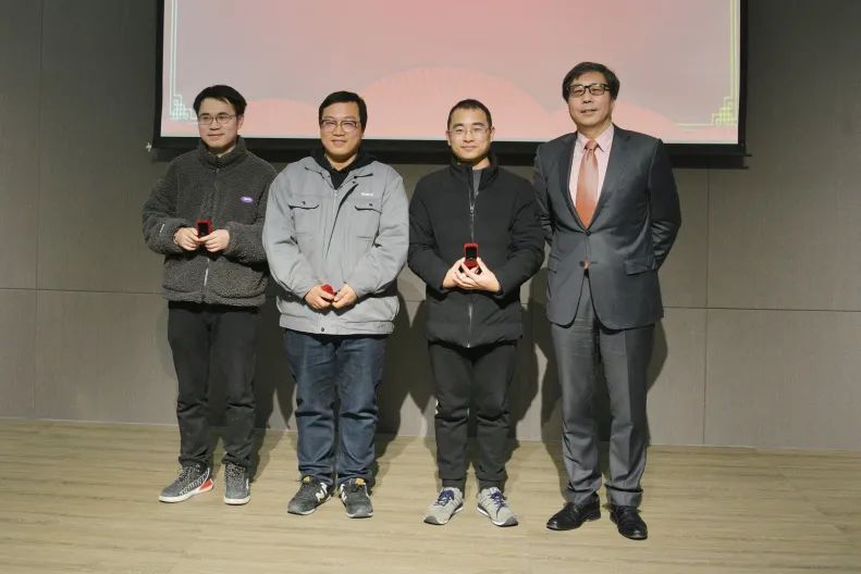 董事长钱江颁发五周年纪念戒指